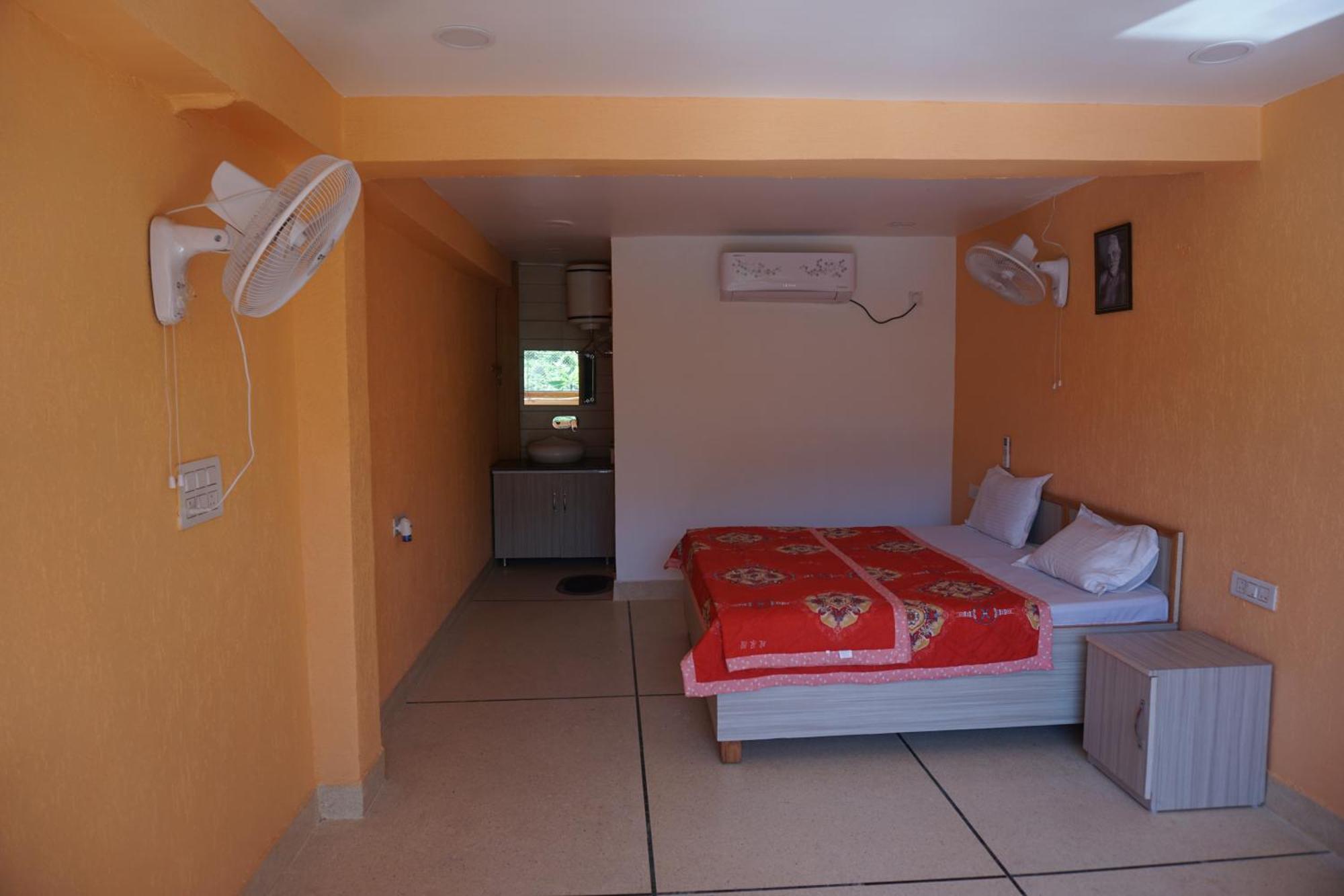 Abhayam Ashram Hotel Rishikesh Exterior photo