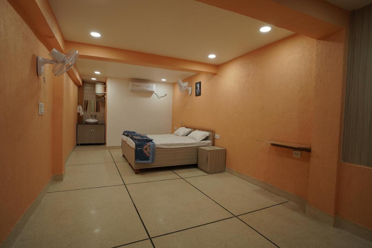 Abhayam Ashram Hotel Rishikesh Exterior photo
